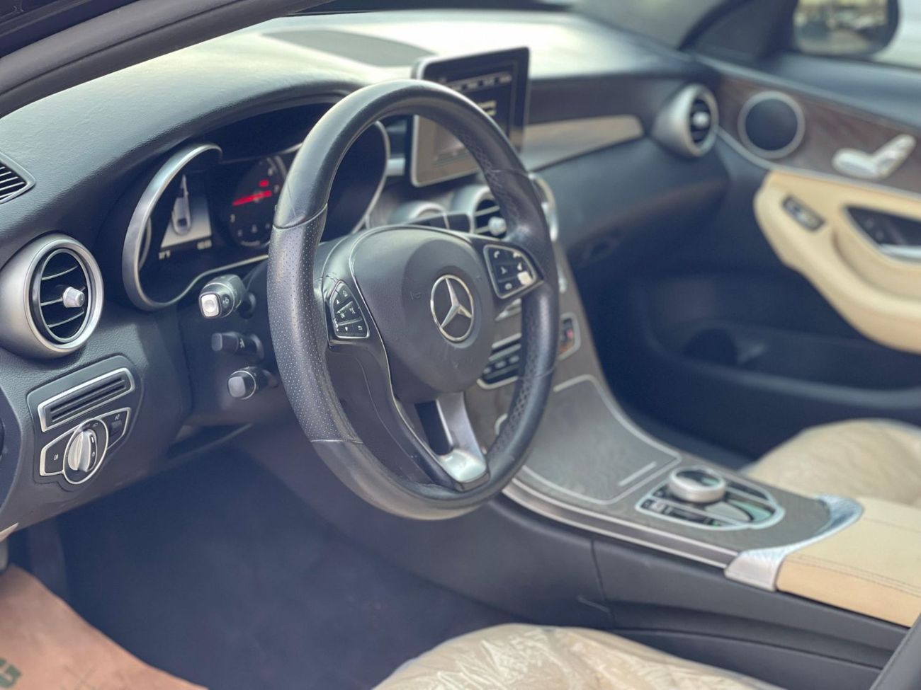 مرسيدس بنز C 300 محرك V4 سعة 2.0 لتر / فتحة سقف بانورامية / رادار / نقطة عمياء / بحالة ممتازة