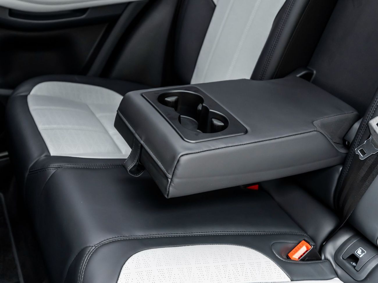 لاند روفر رانج روفر إيفوك P200 R-Dynamic HSE 2.0L