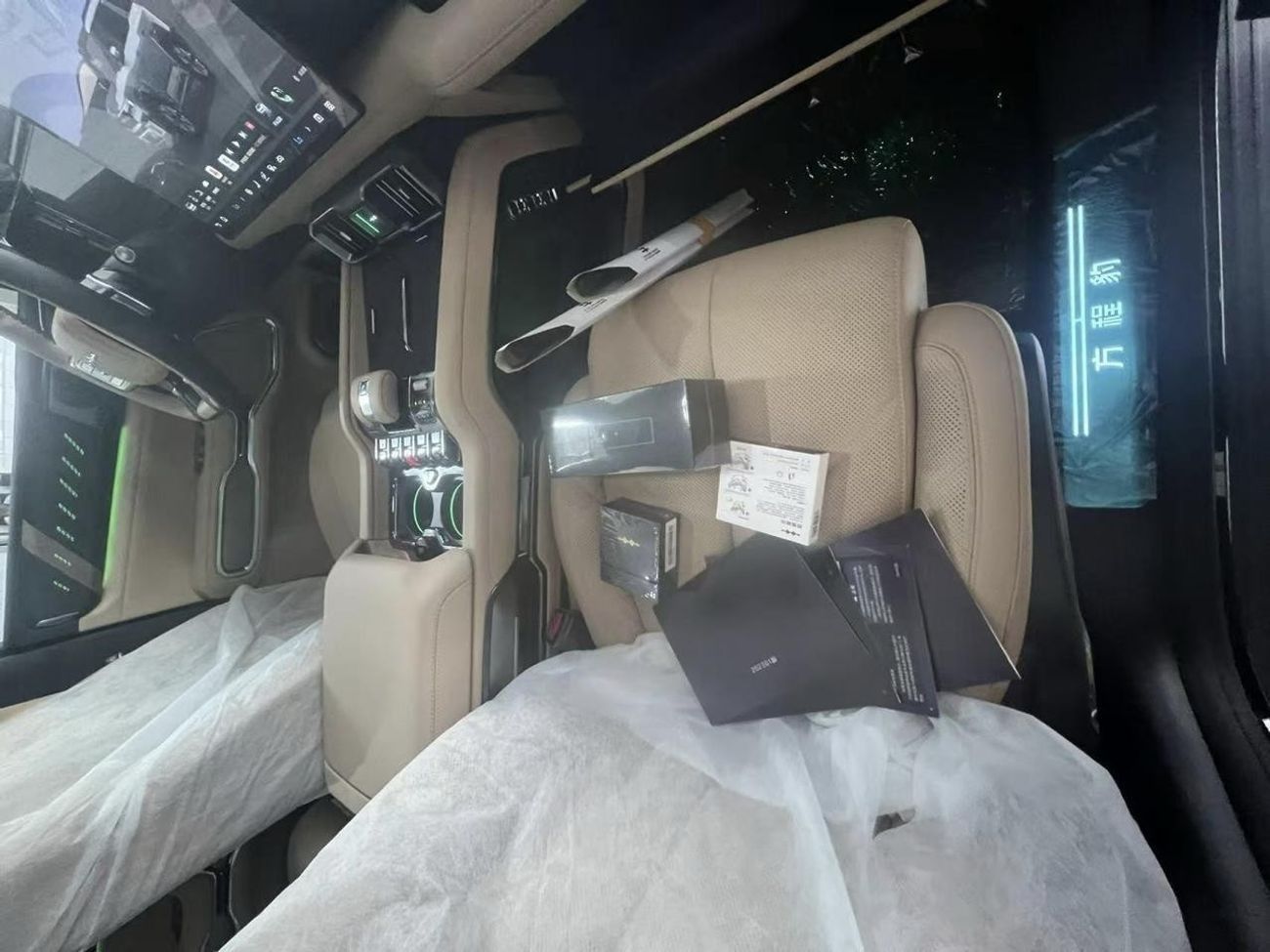 BYD Leopard 8 Smart and Brave Flagship Edition (6 Seats). Local Registration +10%