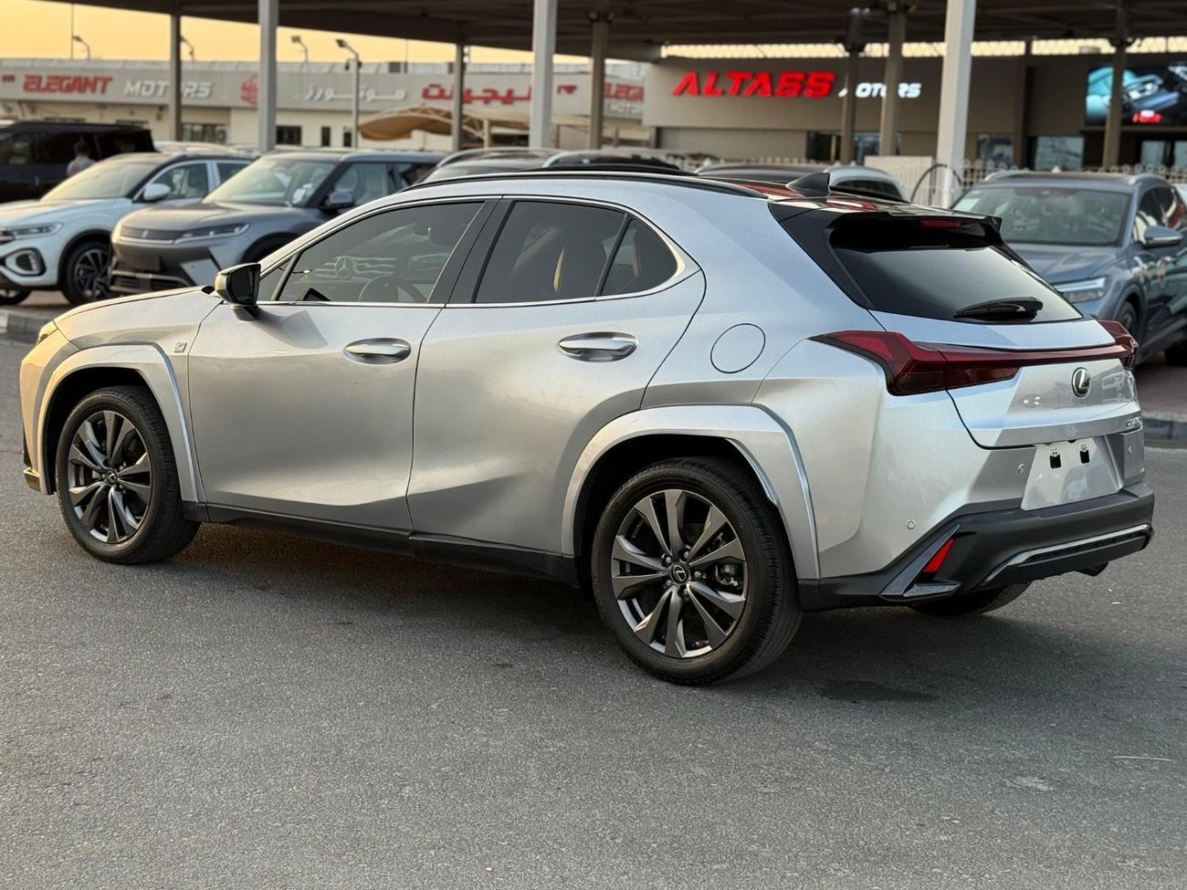 لكزس UX 250h F-Sport Hybrid handling 2023 Full Option