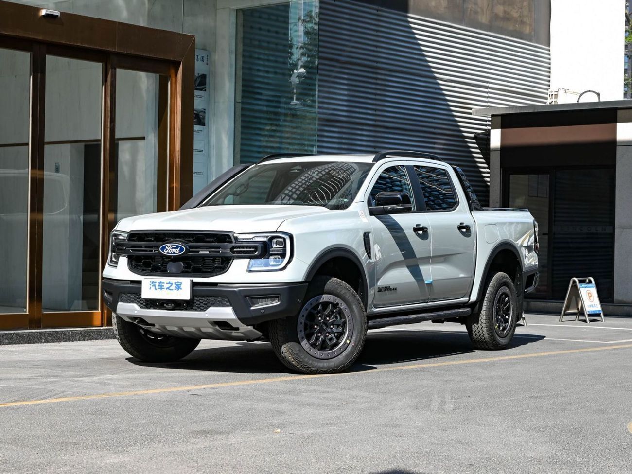 فورد رانجر Wildtrak 4x4 Petrol 255HP - Sand Special Edition