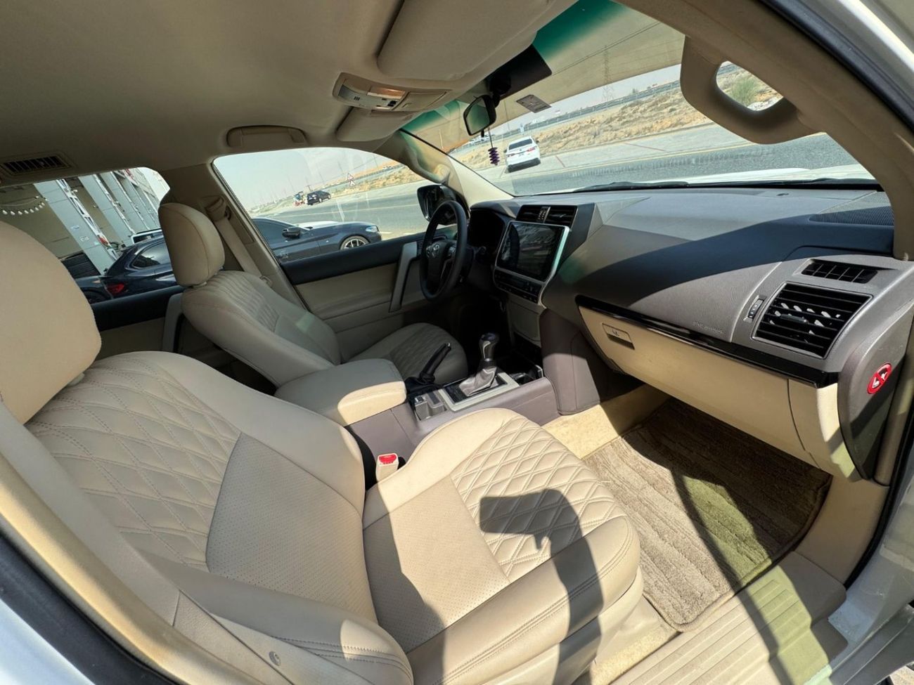تويوتا برادو Std 4.0L V6 4.0L / GCC / 4X4 / BIG SCREEN / FRIDGE / 7 SEATER / IN PERFECT CONDITION