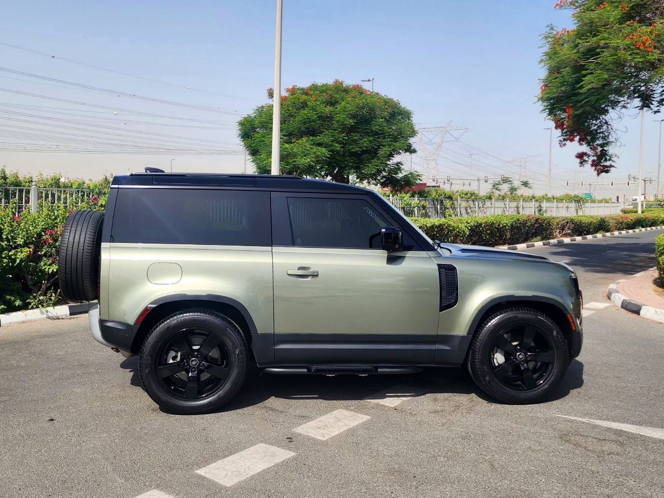 لاند روفر ديفندر P400 90 First Edition 3.0L (6 Seater)