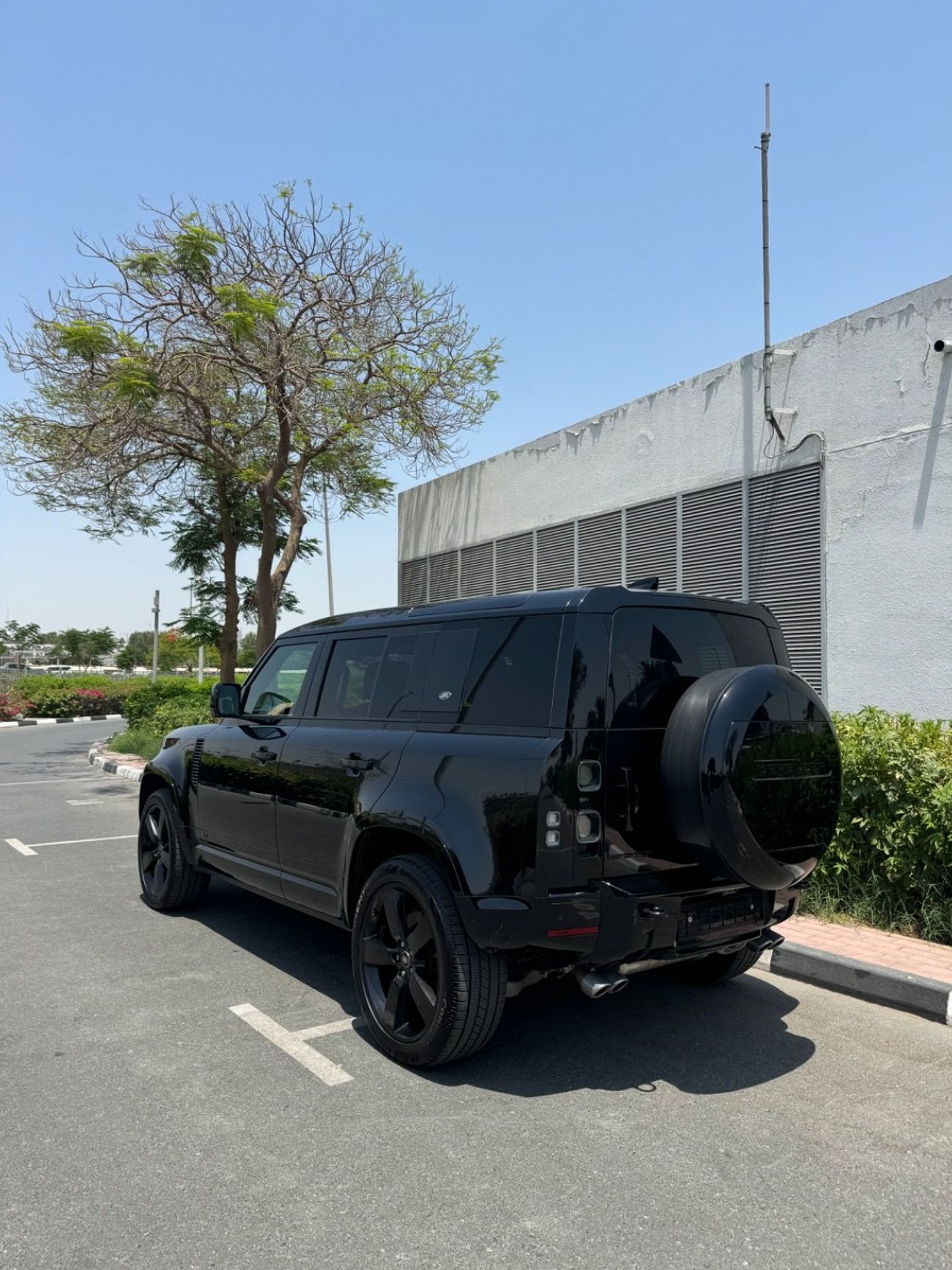 لاند روفر ديفندر P400 90 X-Dynamic HSE 3.0L (6 Seater)