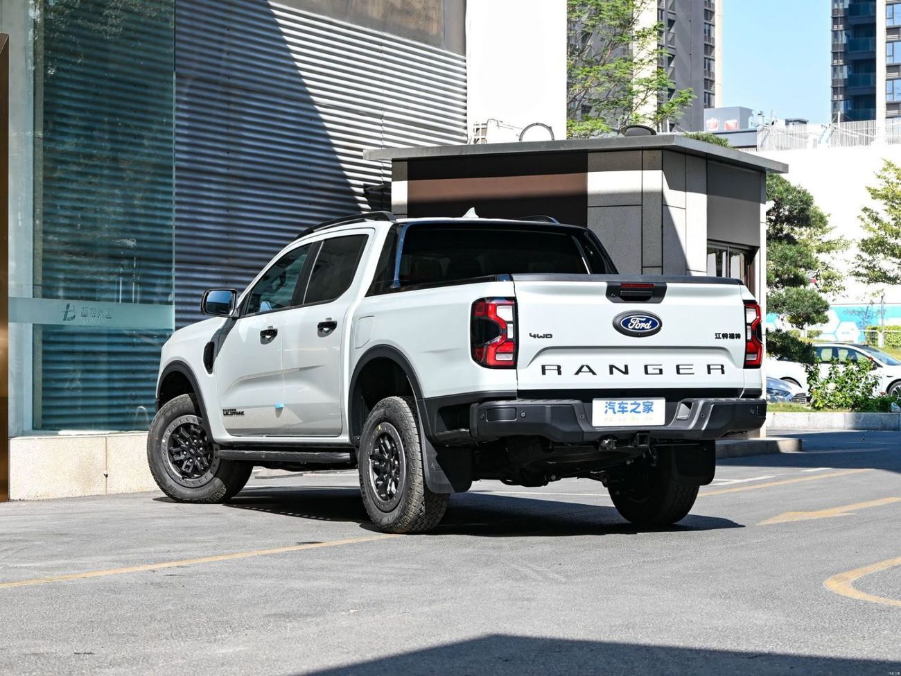 فورد رانجر Wildtrak 4x4 Petrol 255HP - Sand Special Edition