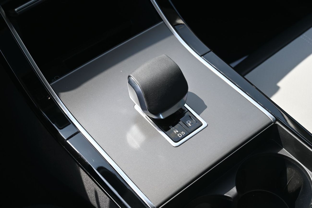 لاند روفر رينج روفر فيلار P250 R-Dynamic SE 2.0L Land Rover Range Rover Velar, R Dynamic SE 2.0L Turbo AWD, Model 2025, Color 