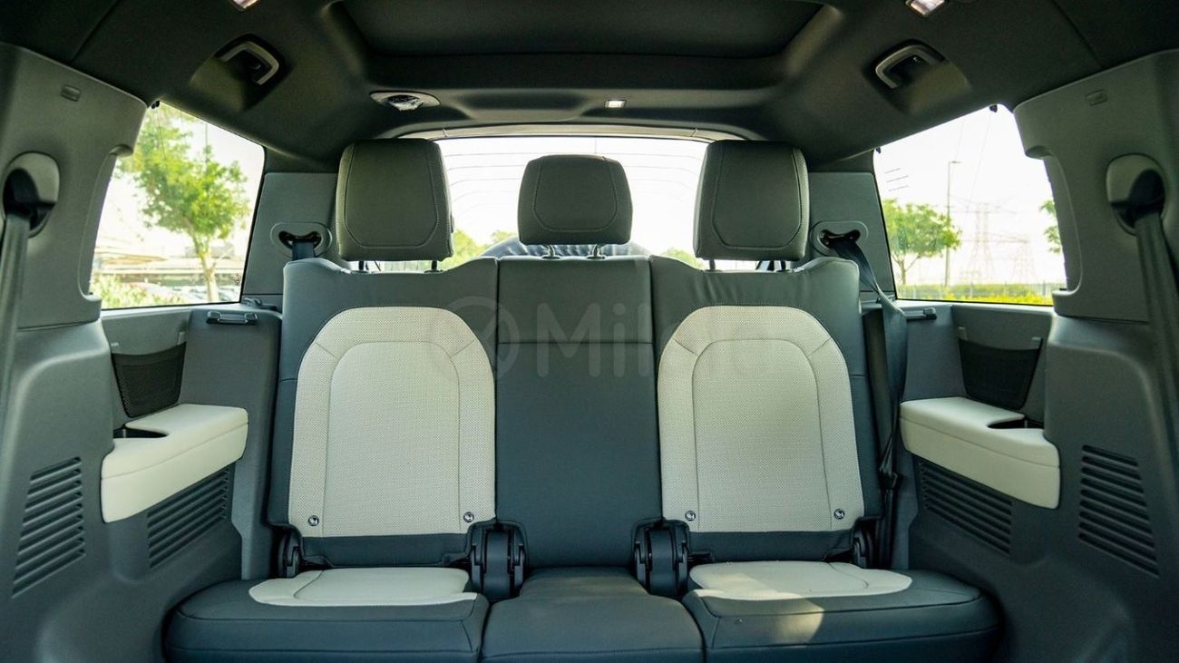 لاند روفر ديفندر 130 X-DYNAMIC SE P400 - BLACK WITH LEATHER PREMIUM INTERIOR