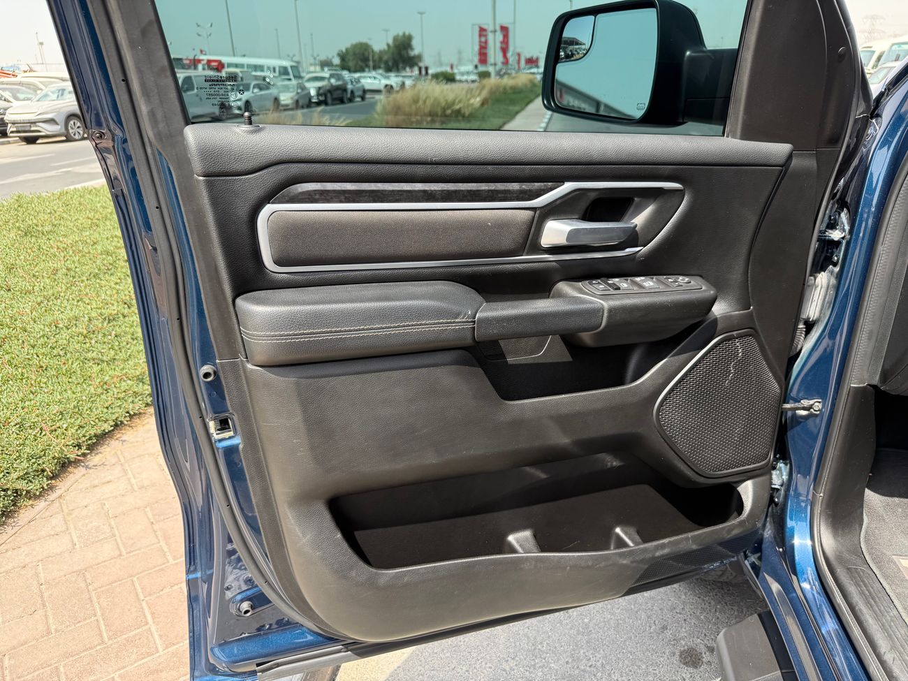 RAM 1500 Bighorn/LED/Camera/Apple/only 9k KM
