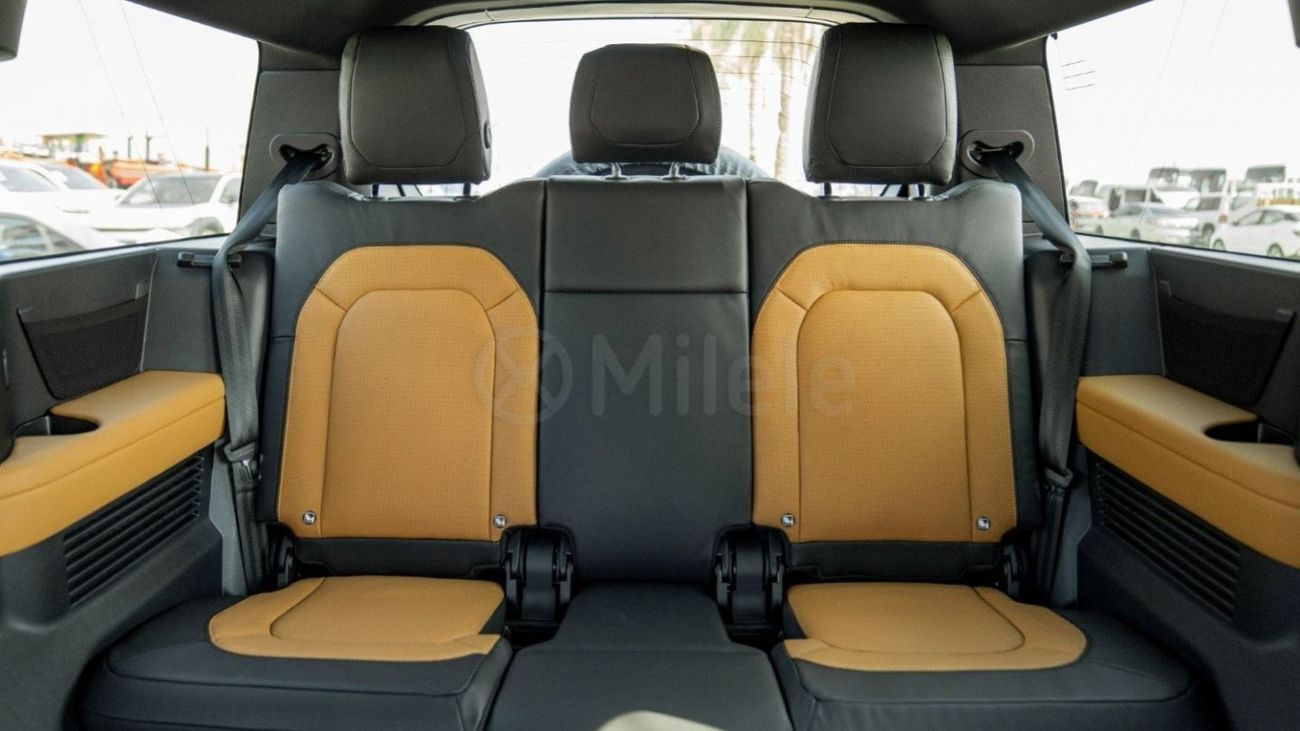 لاند روفر ديفندر 130 X-DYNAMIC SE P400 - FUJI WHITE WITH LEATHER PREMIUM INTERIOR