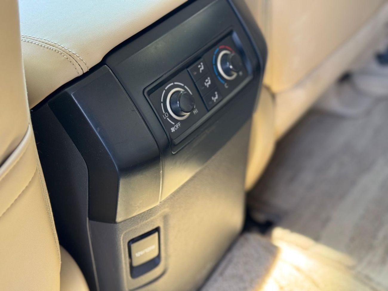تويوتا برادو Std 4.0L V6 4.0L / GCC / 4X4 / BIG SCREEN / FRIDGE / 7 SEATER / IN PERFECT CONDITION