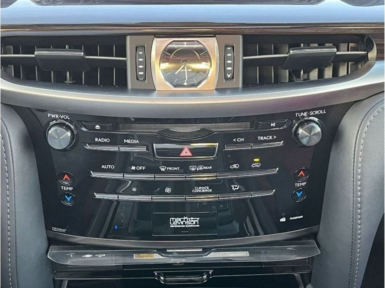 لكزس LX 570 سيجناتشر