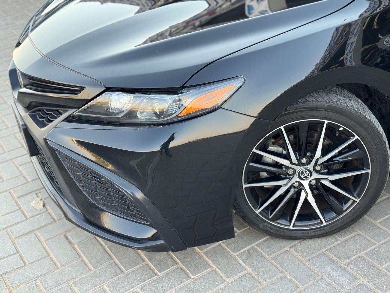 تويوتا كامري SE 2.5L (204 HP) SE / 2.5L V4 / SUNROOF / RADAR / KEYLESS ENTRY / ECO MODE / BLIND SPOTS