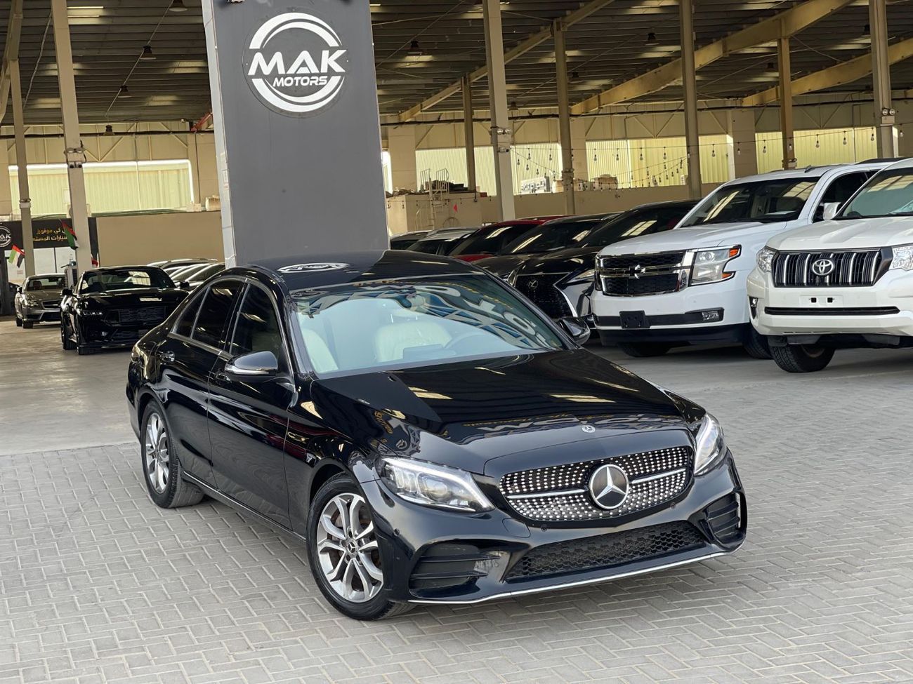 مرسيدس بنز C 300 محرك V4 سعة 2.0 لتر / فتحة سقف بانورامية / رادار / نقطة عمياء / بحالة ممتازة