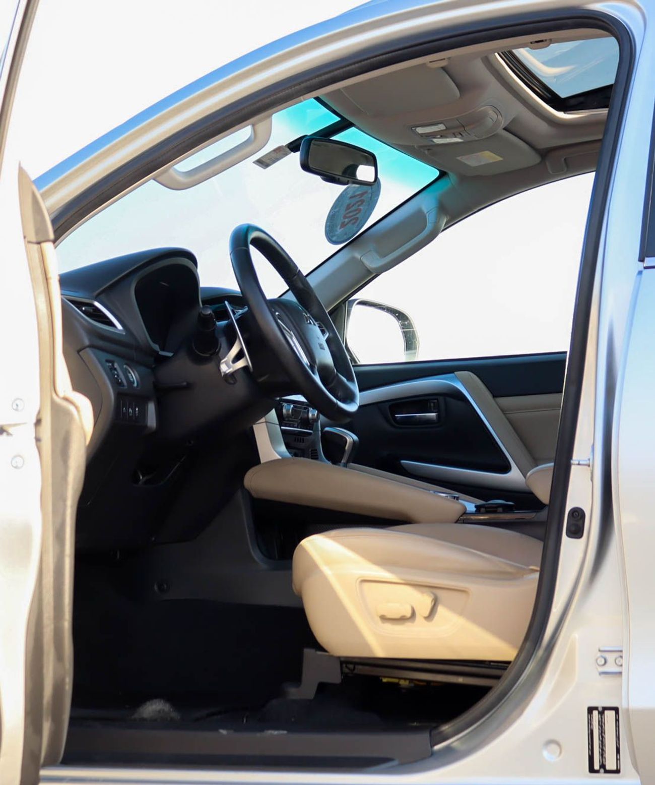 ميتسوبيشي مونتيرو سبورت GLS Premium 3.0L (7 Seater) Mitsubishi Montero Sport 2021 GCC, V6, Full Option, Accident Free, Excel