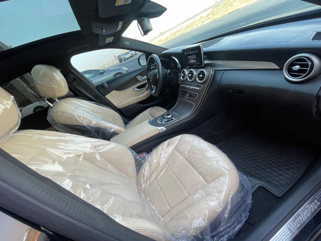 مرسيدس بنز C 300 محرك V4 سعة 2.0 لتر / فتحة سقف بانورامية / رادار / نقطة عمياء / بحالة ممتازة