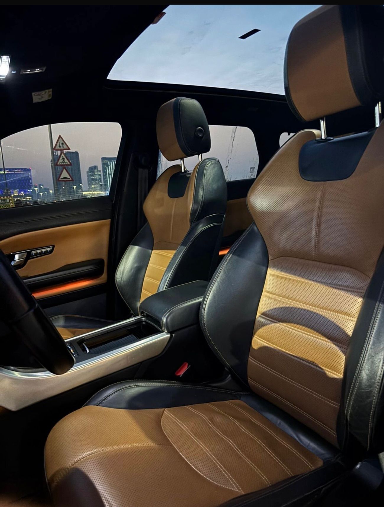 لاند روفر رانج روفر إيفوك SE 2.0L SUV (5 Door)