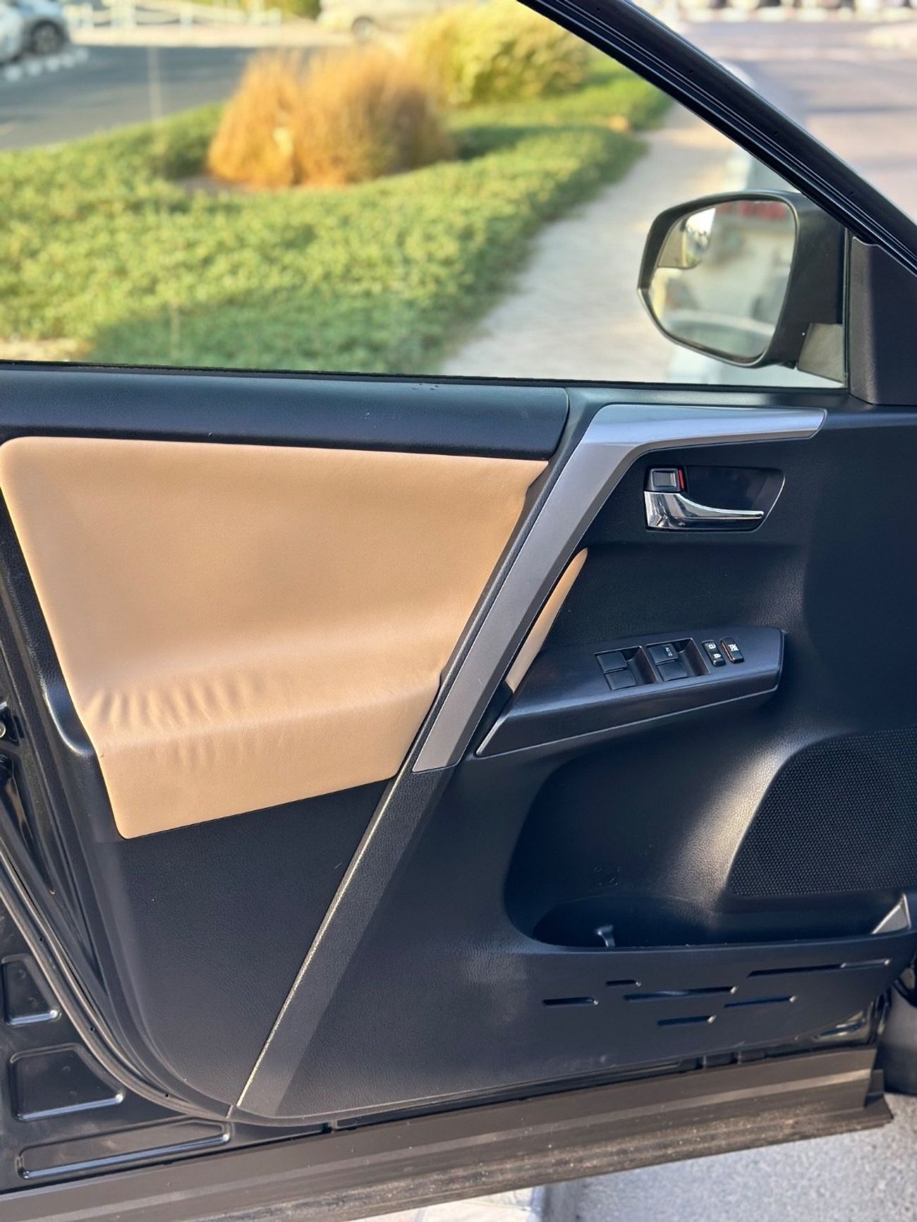 تويوتا راف ٤ Hybrid XLE Sunroof, push start full option