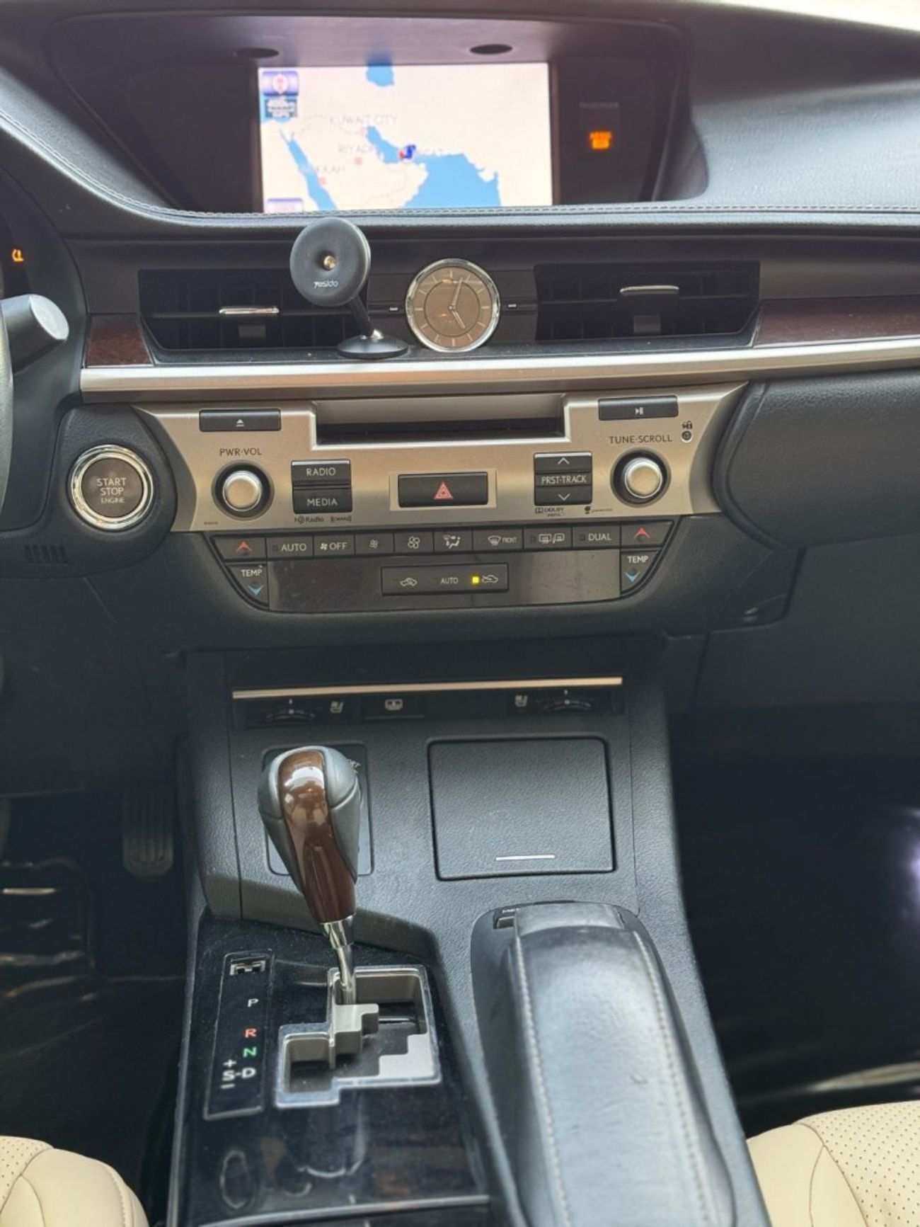 لكزس ES 350 Platinum 3.5L V6 / FULL OPTION / PARKING SENSORS / BLIND SPOTS / IN PERFECT CONDITION