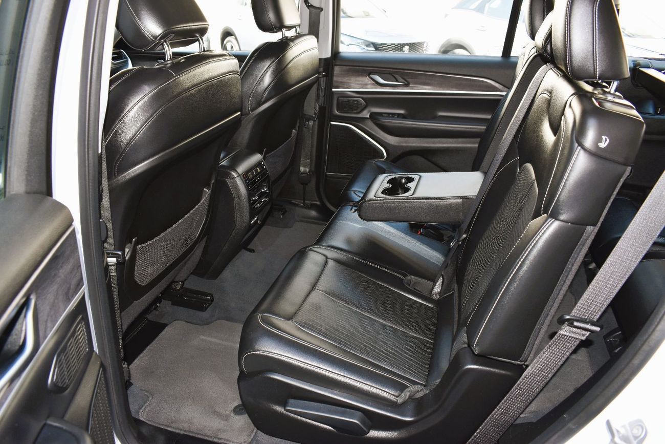 Jeep Grand Cherokee L Limited 3.6L AED 2499 PM | 3.6L LIMITED 4X4 GCC DEALER WARRANTY