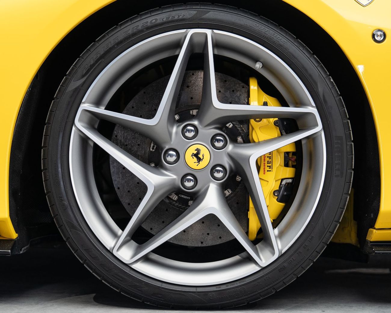 Ferrari F8 Tributo 2021 Ferrari F8 Tributo 3.8L V8 720 HP • Ferrari Warranty + Service Contract • GCC