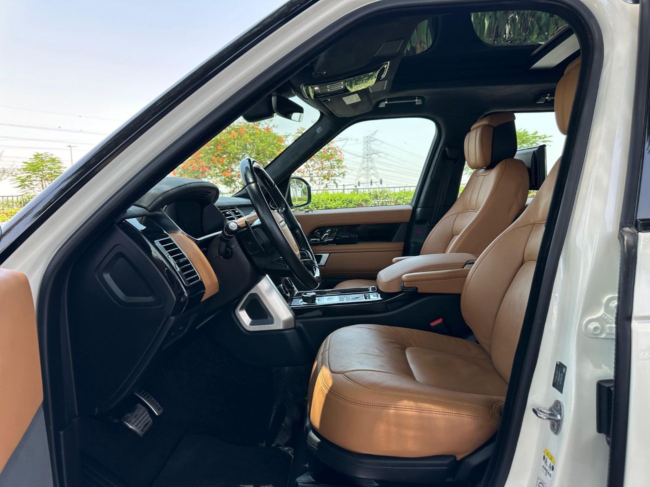 لاند روفر رينج روفر Range Rover Vouge UAE Edition Autobiography / 2021 / GCC / P 400 / Perfect Condition / 3,465 AED Mon