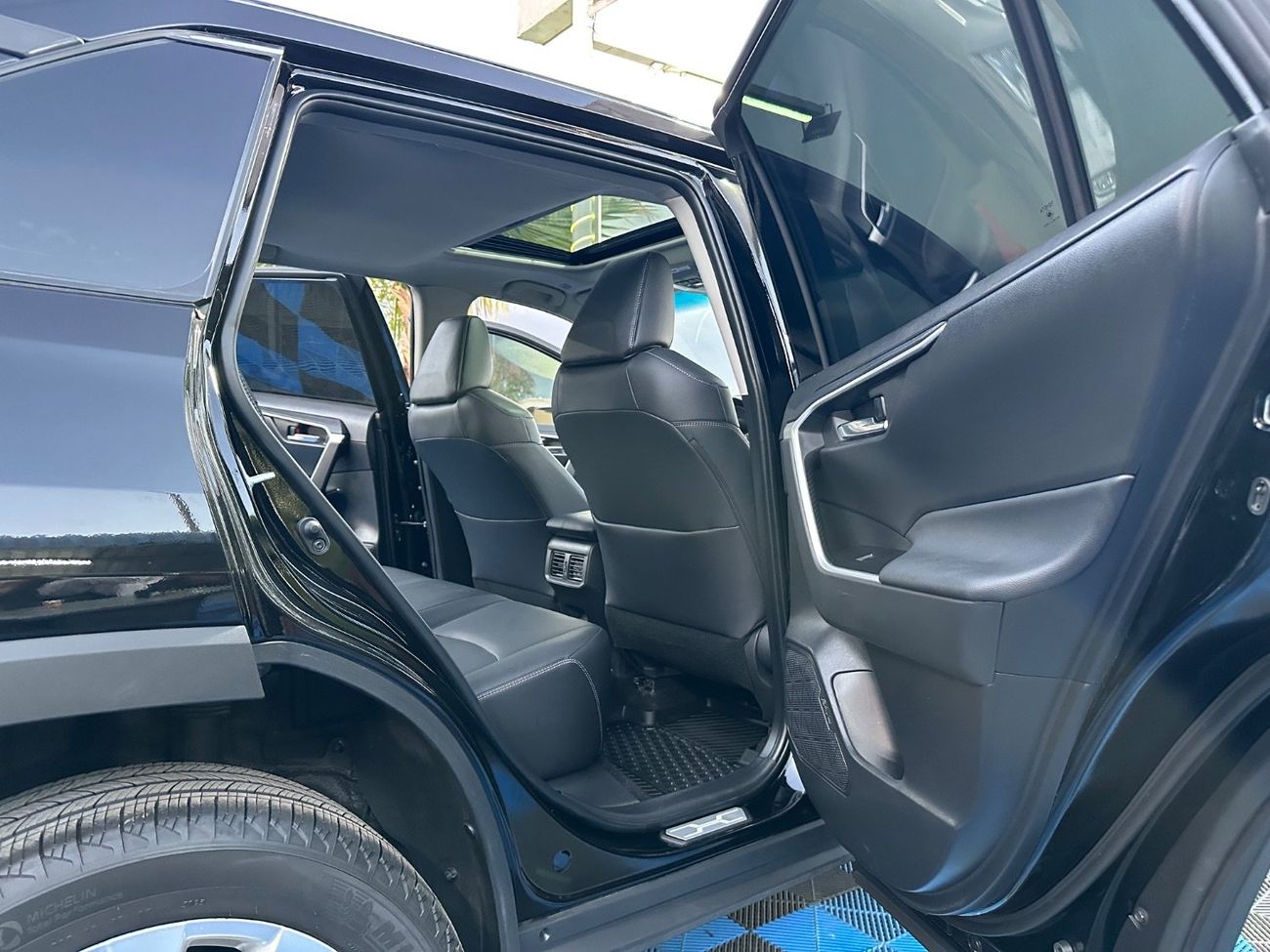 تويوتا راف ٤ سيارة RAV4 موديل 2024 بمحرك 2.5 لتر ونظام دفع رباعي XLE، سيارة كندية