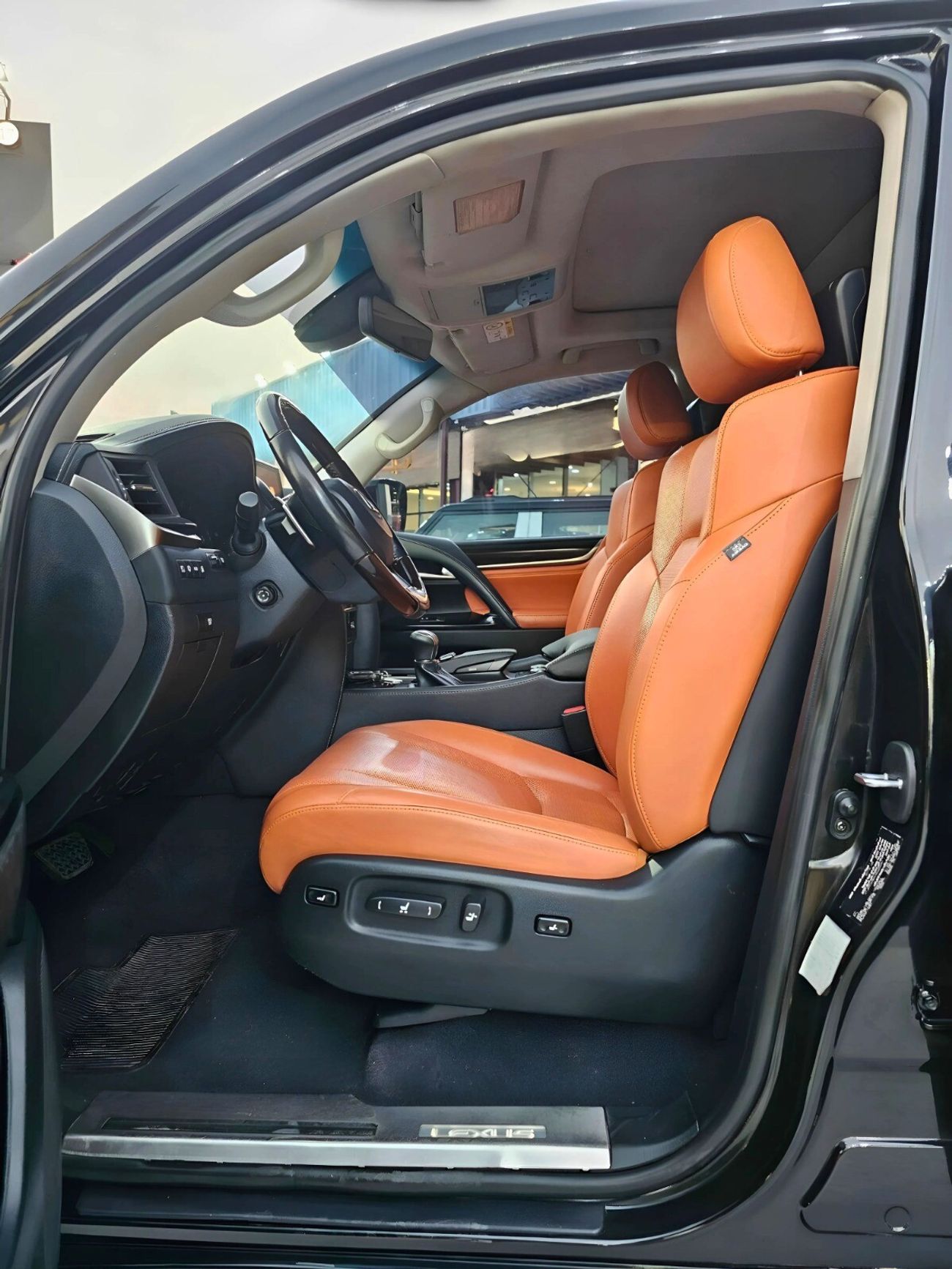 لكزس LX 570 GCC/ FULL OPTION / RADAR / ZAFRAN INTERIOR/LOW MILEAGE/ EXPORT ONLY / LOT#25091