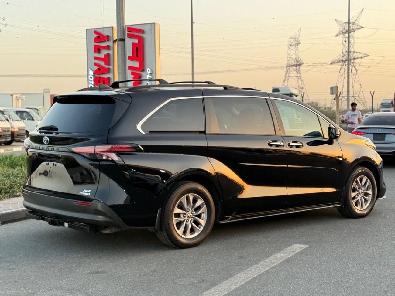 تويوتا سيينا XLE Hybrid 2.5