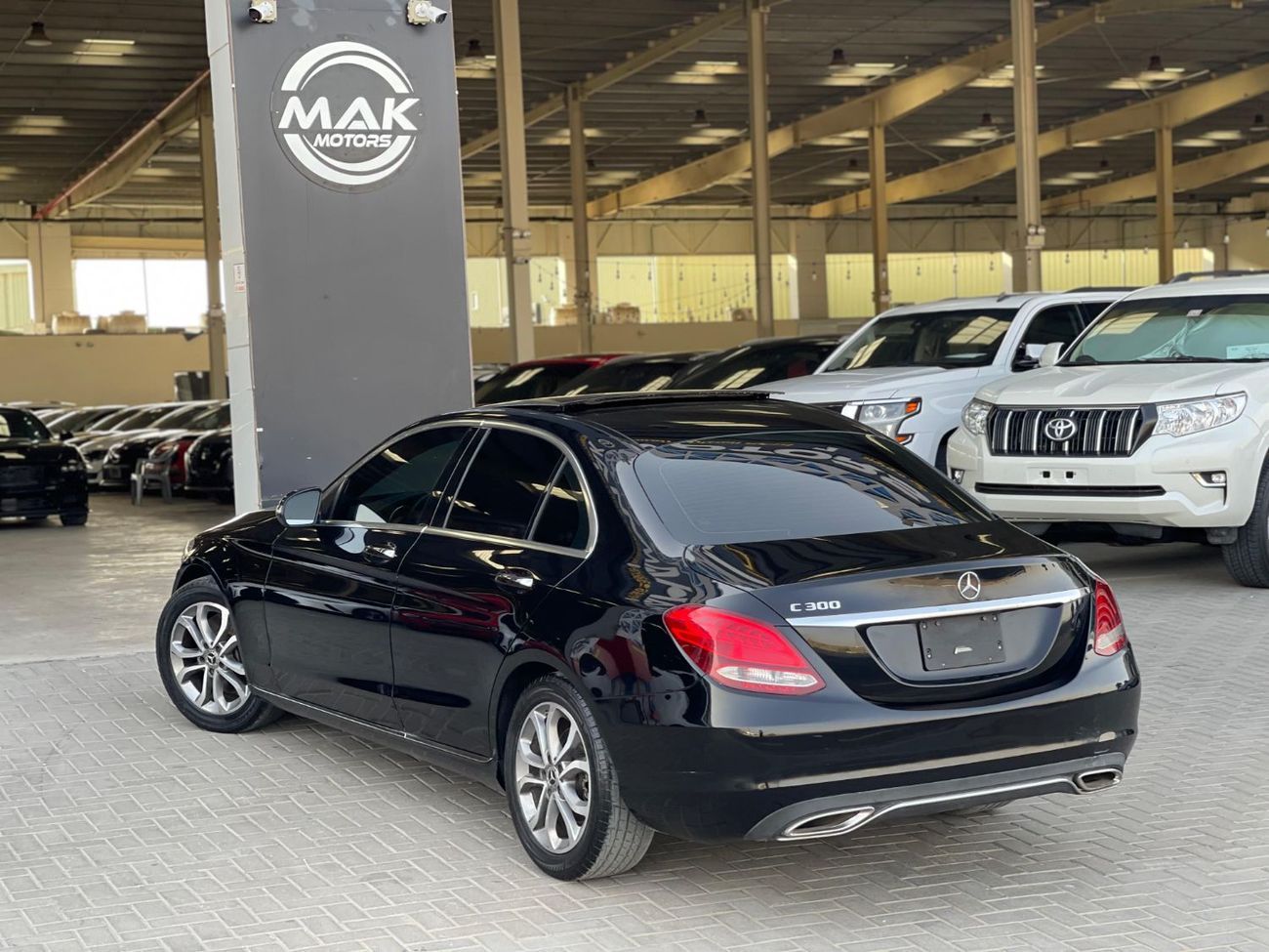 مرسيدس بنز C 300 محرك V4 سعة 2.0 لتر / فتحة سقف بانورامية / رادار / نقطة عمياء / بحالة ممتازة
