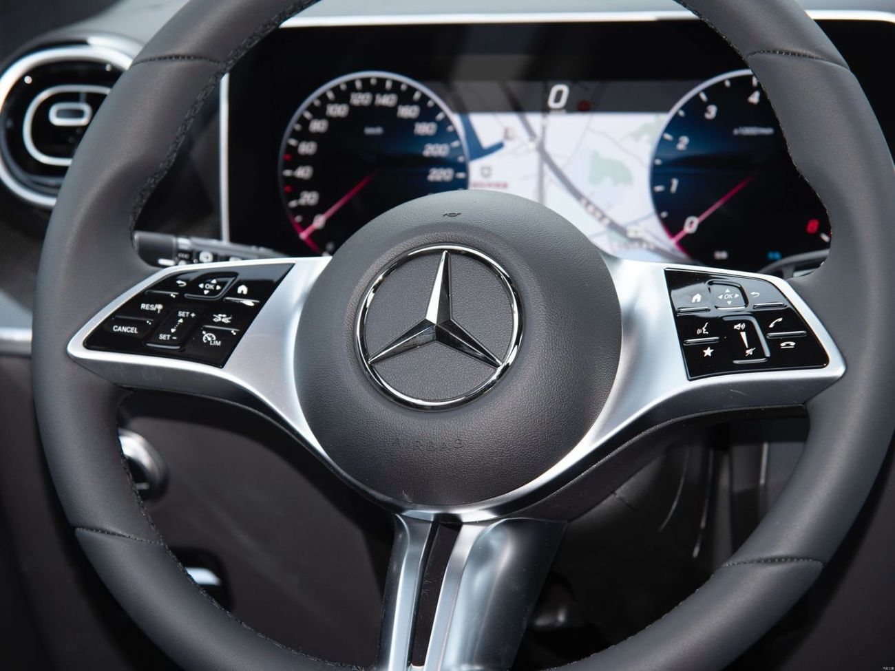 مرسيدس بنز GLC 250 GLC 260L - 2.0 - 4x4 - Aut - 211HP