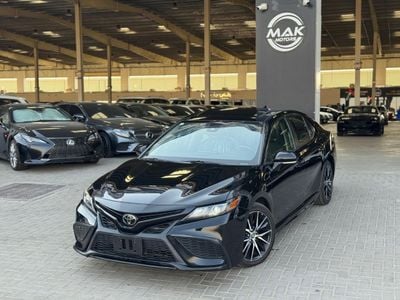 تويوتا كامري SE 2.5L (204 HP) SE / 2.5L V4 / SUNROOF / RADAR / KEYLESS ENTRY / ECO MODE / BLIND SPOTS