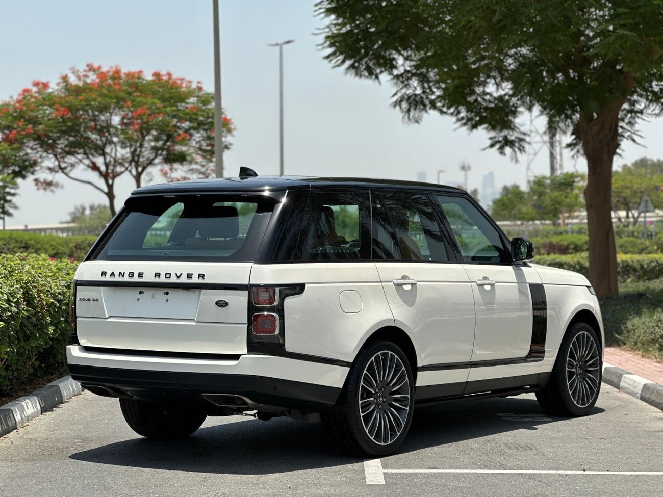 لاند روفر رينج روفر Range Rover Vouge UAE Edition Autobiography / 2021 / GCC / P 400 / Perfect Condition / 3,465 AED Mon