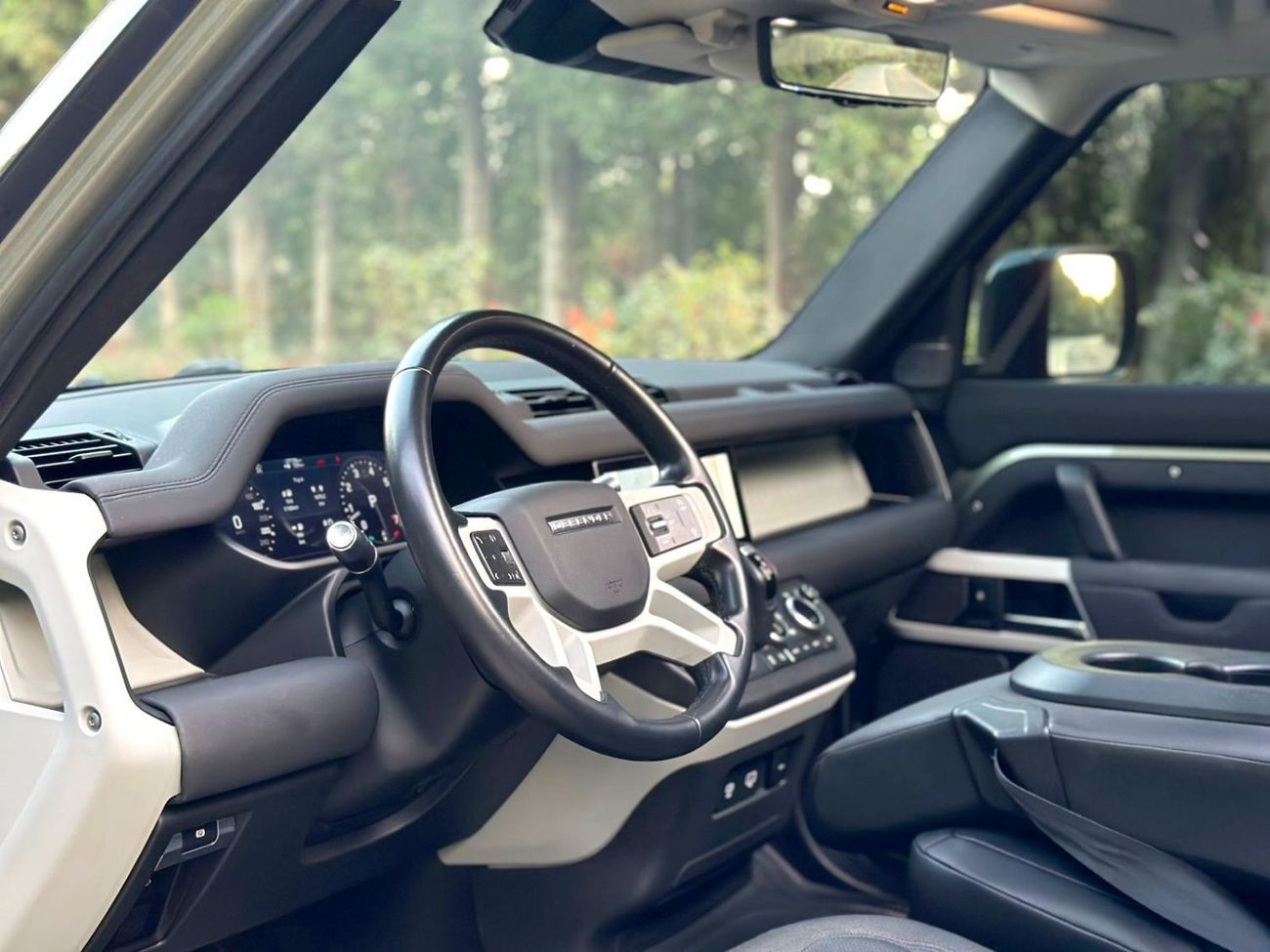 لاند روفر ديفندر P400 90 First Edition 3.0L (6 Seater)