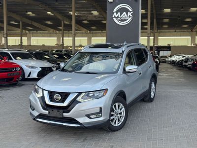 نيسان روج SV / V4 2.5 لتر / فتحة سقف بانورامية / رادار / مساعد مسار / بحالة ممتازة