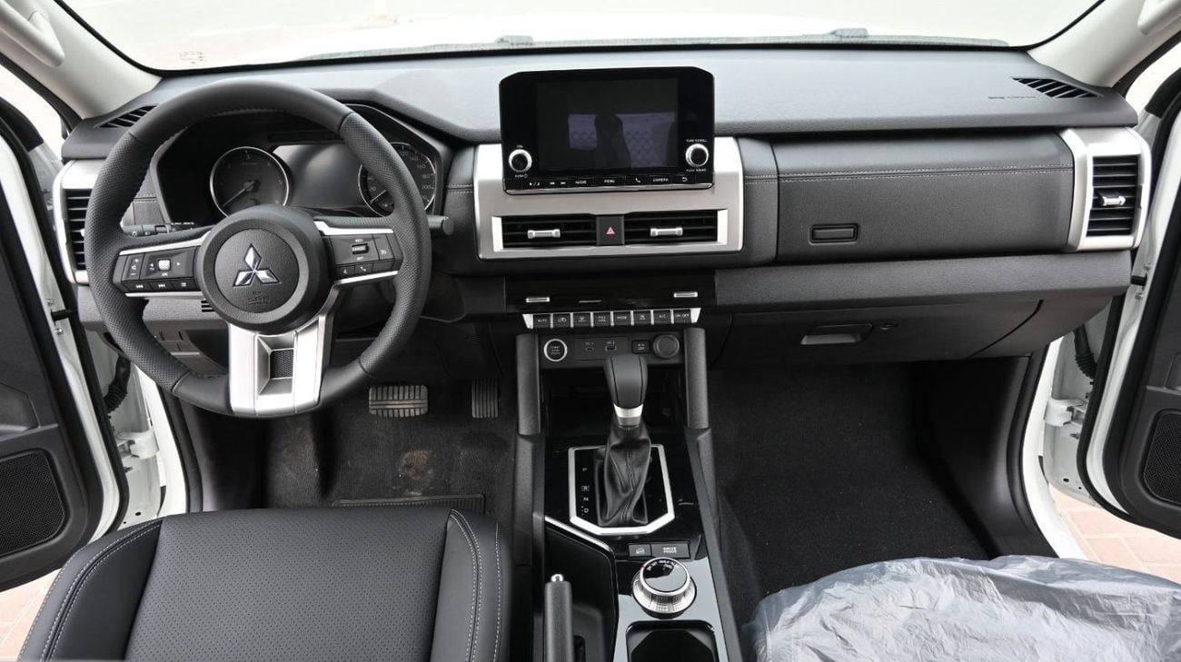 ميتسوبيشي L200 SPORTERO 2.4L DIESEL DCAB 4WD 6AT GLS FULL OPTION