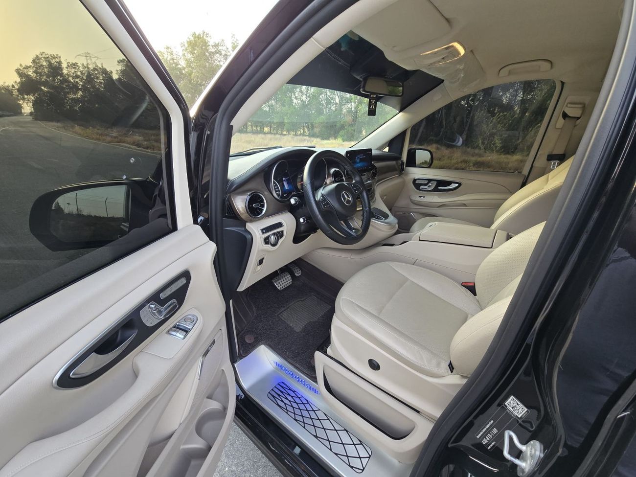 مرسيدس بنز V 250 Std 2.1L MERCEDES V-250 FULL OPITION // PERFECT CONDITION // VIP SEATS // SUNROOF
