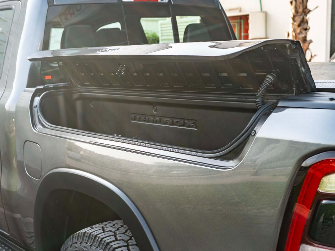 رام 1500 Rebel 5.7L Crew Cab Utility (5 Seater)