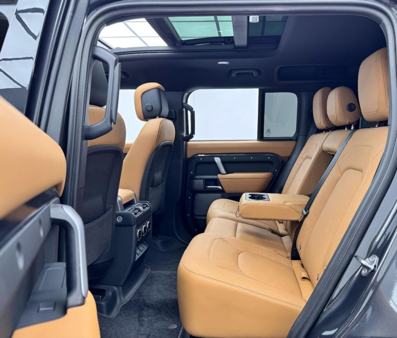 لاند روفر ديفندر 110 HSE P525 5.0L 2024 Land Rover Defender P525 HSE V8, 5 Years Land Rover Warranty + Service Pack,