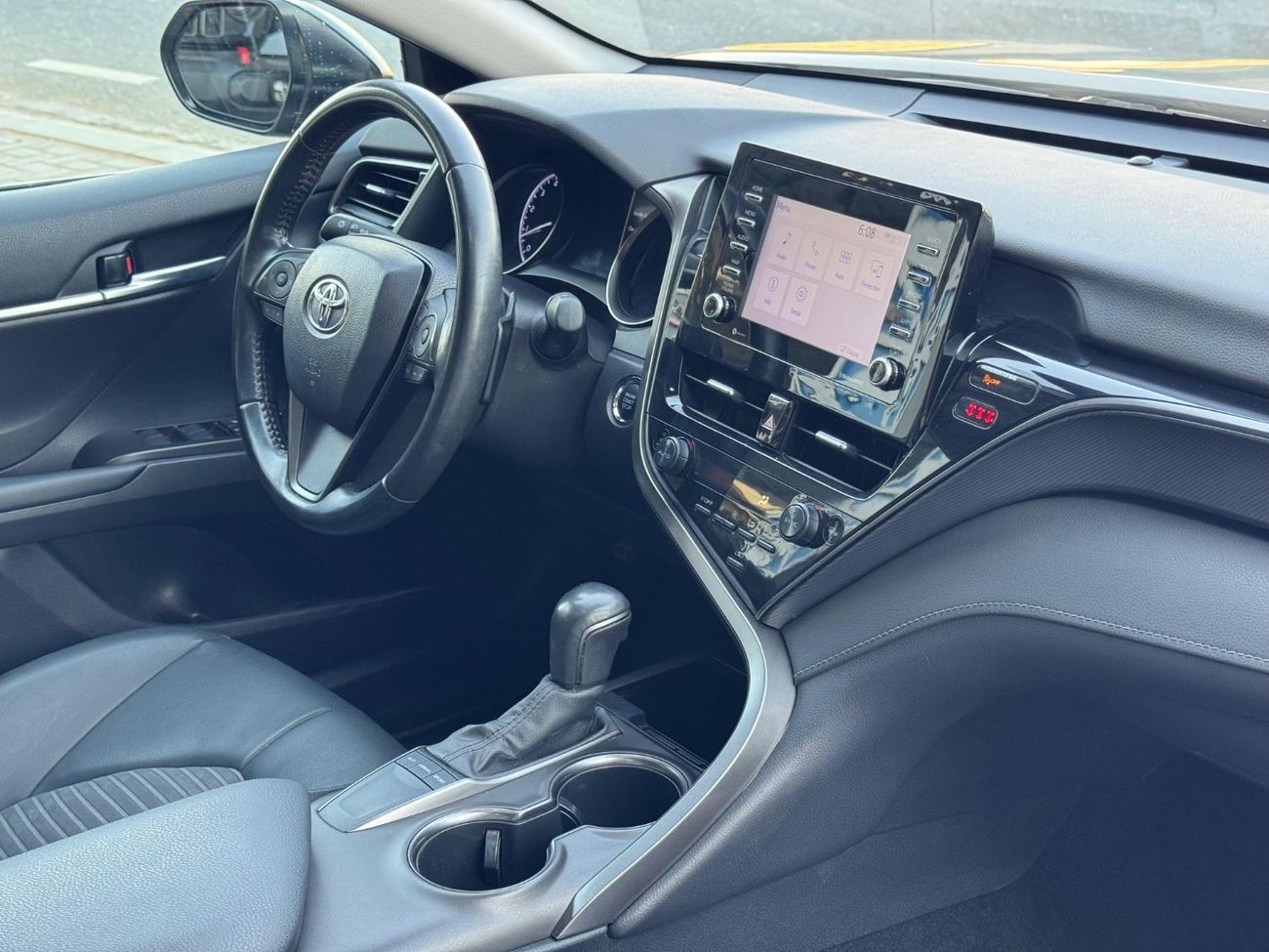 تويوتا كامري SE 2.5L (204 HP) SE / 2.5L V4 / SUNROOF / RADAR / KEYLESS ENTRY / ECO MODE / BLIND SPOTS